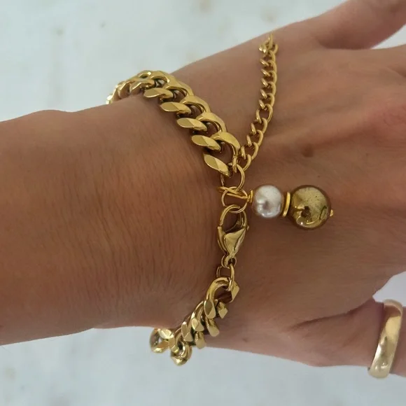 Gold curb chain Bracelet with Pearl Charm - Picture 2 of 3
